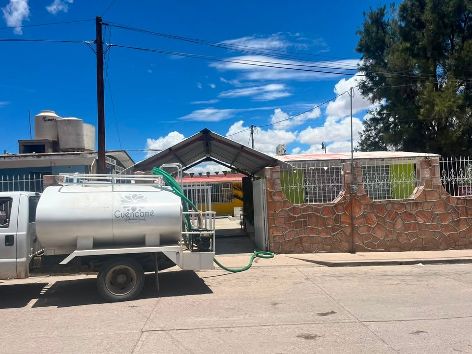 💧🚛 El Gobierno Municipal continúa con la entrega de agua potable mediante pipas en diferen...