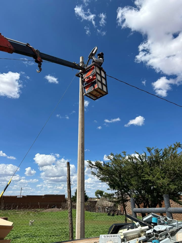 💡 Más comunidades iluminadas, más seguridad para las familias.🫶🏻❤️ El H. Ayuntamiento de ...