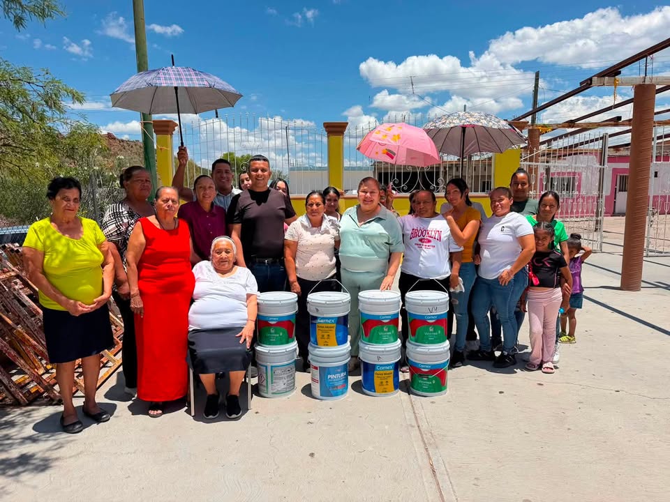 La Dra.Edith Orozco Machado realizó la entrega de pintura en El Pueblo de Santiago, como par...