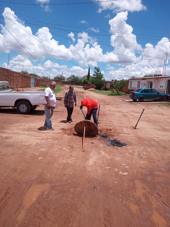 🚜🛠️ Personal de #Servicios #Generales llevó a cabo trabajos de desazolve de la red de drena...