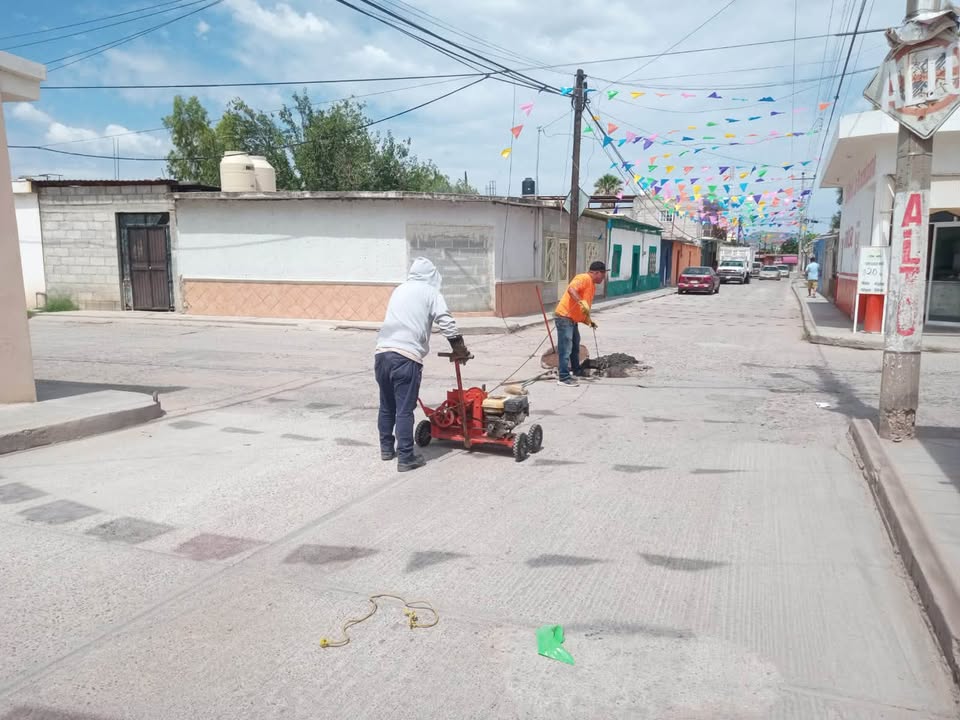 🚧 Servicios Públicos continúa atendiendo reportes de drenaje en distintas colonias del muni...