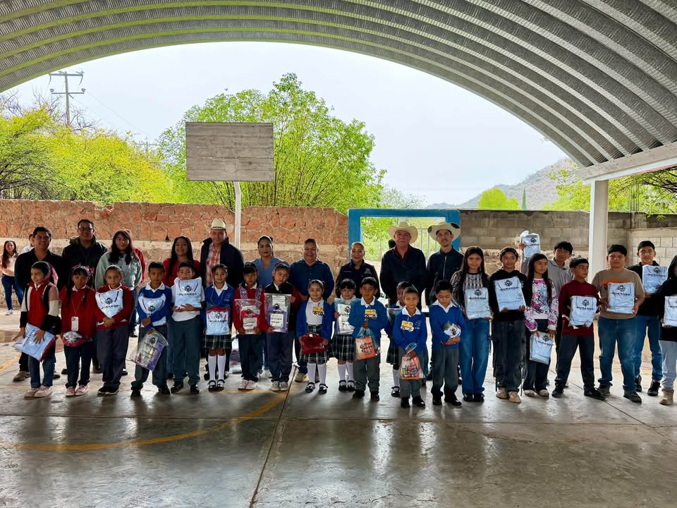 Bajo una mañana lluviosa ☔️, la entrega de 𝐮́𝐭𝐢𝐥𝐞𝐬 𝐞𝐬𝐜𝐨𝐥𝐚𝐫𝐞𝐬 𝐲 𝐮𝐧𝐢𝐟𝐨𝐫𝐦𝐞𝐬 llegó a 📍San Pedr...